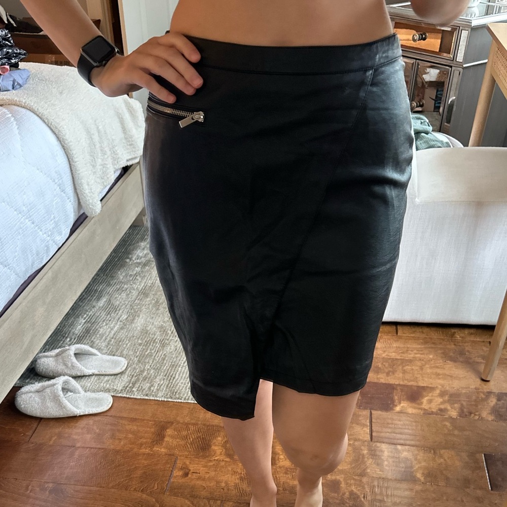 Leather like‎ mini skirt - Picture 2 of 6